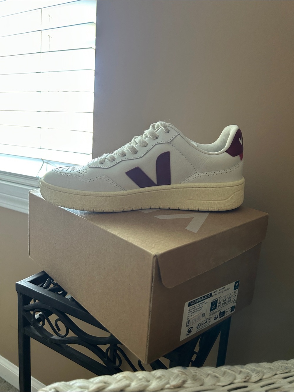 Veja Extra White Marsala Sneakers